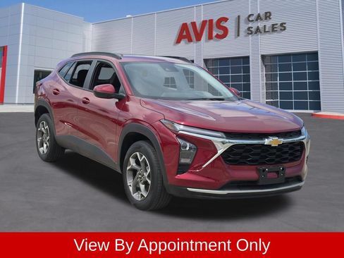 Used 2025 Chevrolet Trax LT w/ LT Convenience Package FWD image 3