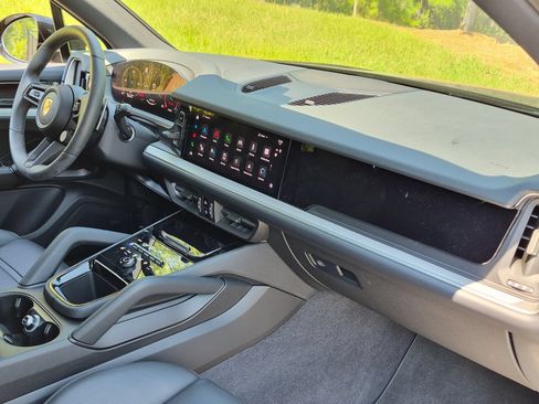 Certified 2024 Porsche Cayenne AWD/4WD image 22