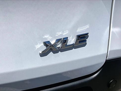 Used 2025 Toyota Sienna XLE AWD/4WD image 9