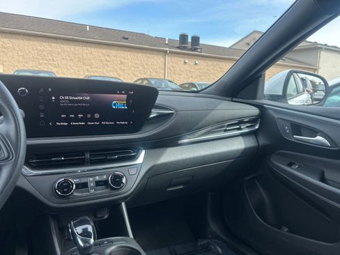 Used 2025 Buick Envista Preferred image 35