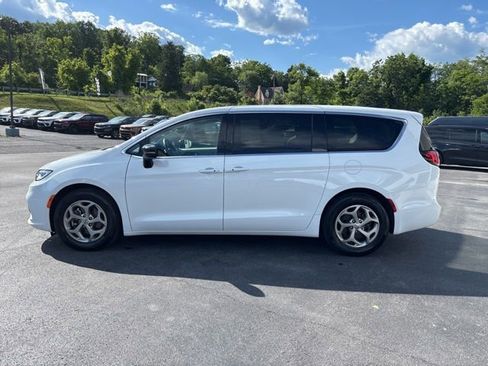 Used 2024 Chrysler Pacifica Limited FWD image 2