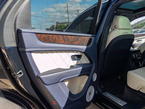 Used 2021 Bentley Bentayga AWD/4WD image 37
