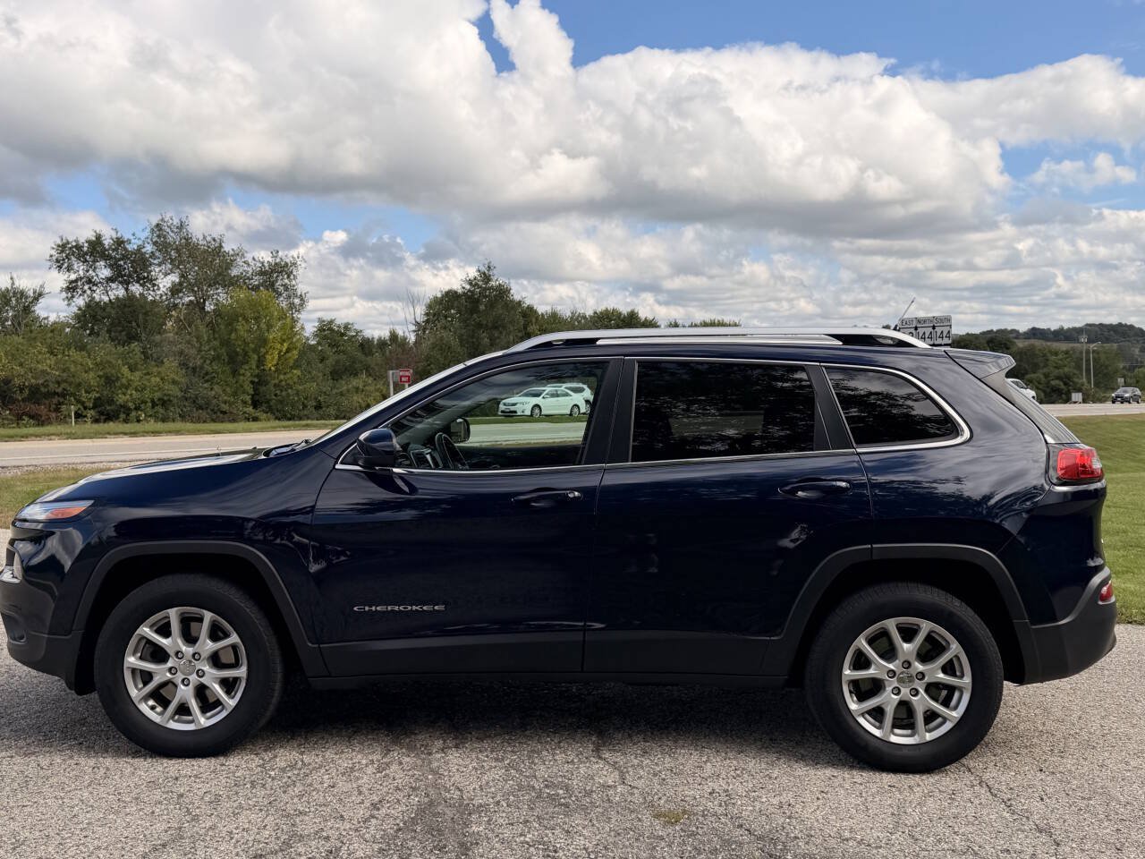 Used 2014 Jeep Cherokee Latitude w/ Cold Weather Group AWD/4WD image 2