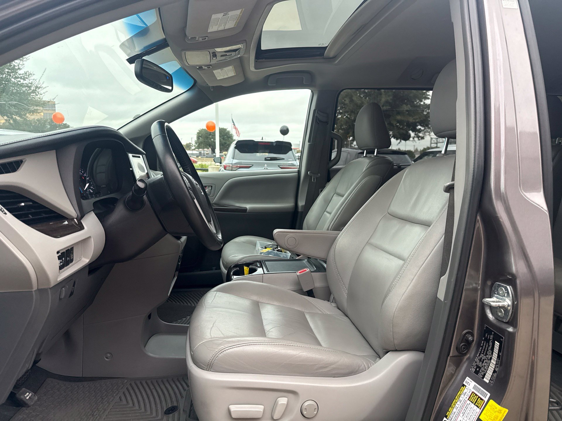 Used 2015 Toyota Sienna XLE w/ XLE Navigation Package FWD image 7