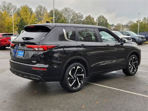 Used 2024 Mitsubishi Outlander SE image 3