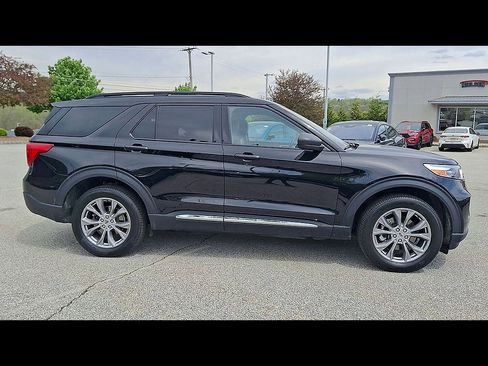 Certified 2022 Ford Explorer XLT w/ Equipment Group 202A AWD/4WD image 9