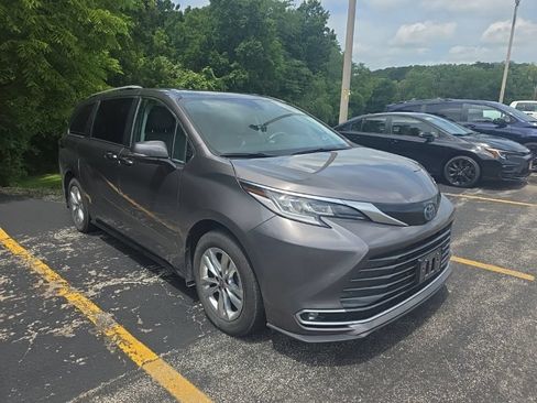 Used 2023 Toyota Sienna Limited AWD/4WD image 3