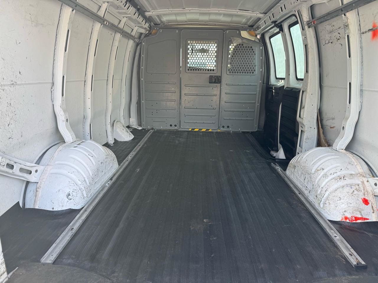 Used 2014 Chevrolet Express 2500 RWD image 14