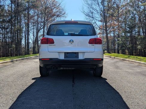 Used 2017 Volkswagen Tiguan S image 9