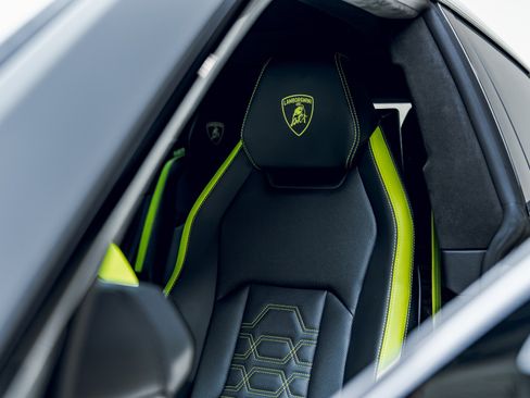 Used 2025 Lamborghini Urus SE AWD/4WD image 34