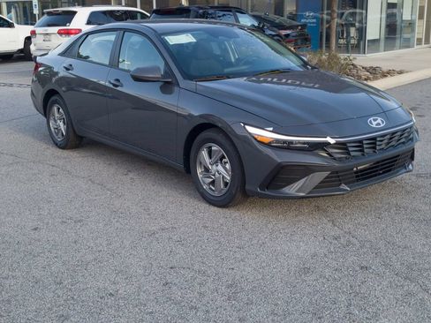 New 2026 Hyundai Elantra SE FWD image 3