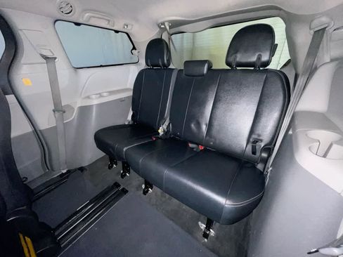 Used 2012 Toyota Sienna SE image 23