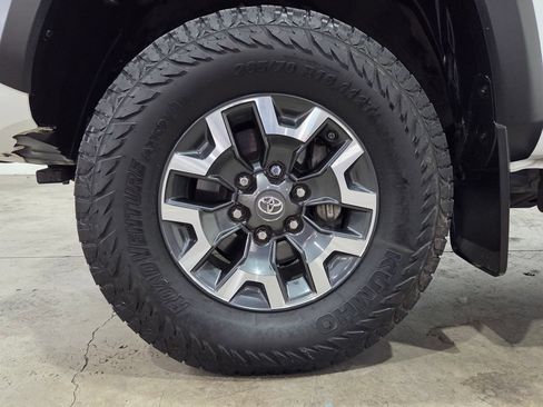 Used 2018 Toyota Tacoma TRD Off-Road w/ Technology Package AWD/4WD image 20