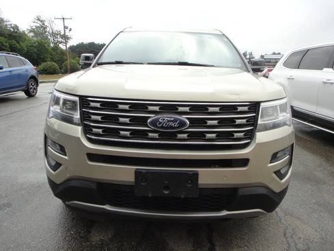 Used 2017 Ford Explorer XLT w/ Equipment Group 202A AWD/4WD image 2