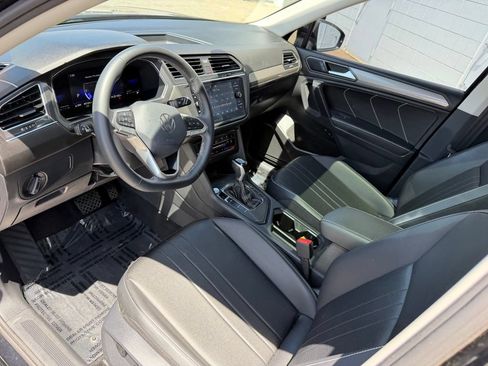 Used 2023 Volkswagen Tiguan SE w/ Panoramic Sunroof Package FWD image 2