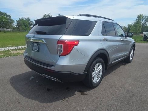 Used 2023 Ford Explorer XLT w/ Equipment Group 202A AWD/4WD image 8