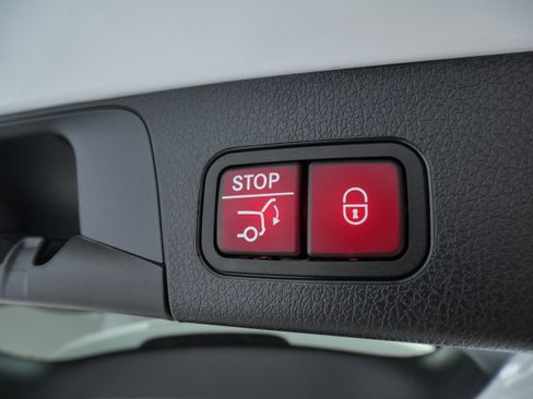 Certified 2026 Mercedes-Benz GLB 250 4MATIC image 8