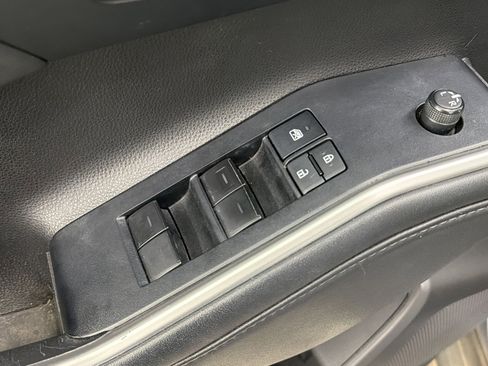 Used 2022 Toyota Highlander XLE FWD image 19