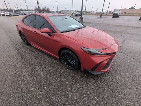 Certified 2025 Toyota Camry SE image 1