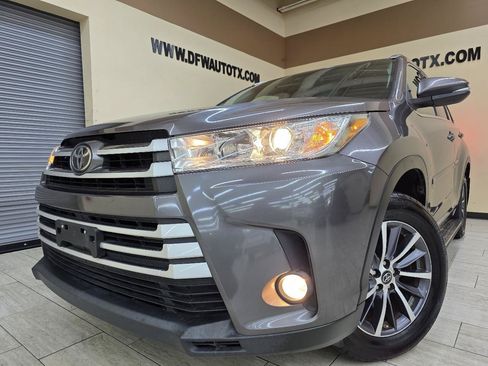 Used 2017 Toyota Highlander SE FWD image 1