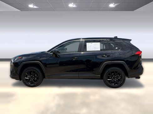 Used 2022 Toyota RAV4 LE FWD image 2