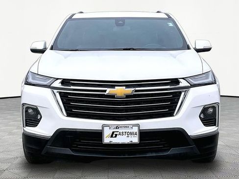 Used 2023 Chevrolet Traverse LT image 2
