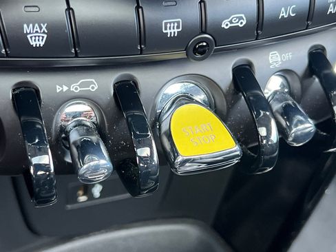 Used 2024 MINI Cooper SE w/ Signature Upholstery Package image 35