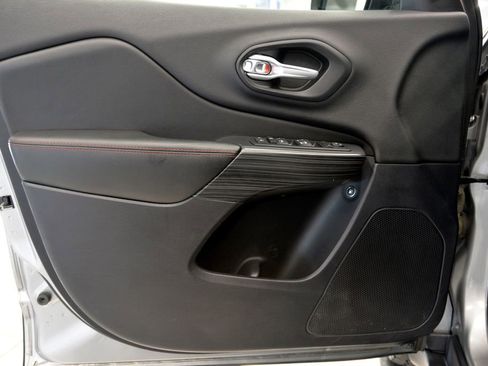 Used 2016 Jeep Cherokee Trailhawk w/ Cold Weather Group image 14