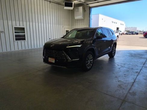 Used 2025 Buick Enclave Preferred AWD/4WD image 4