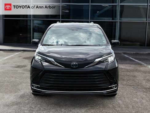 Used 2023 Toyota Sienna XLE FWD image 14