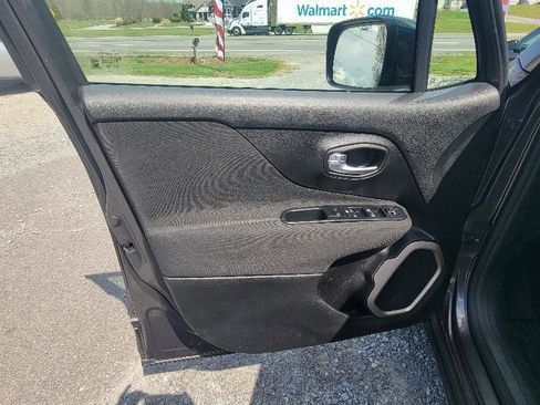 Used 2017 Jeep Renegade Latitude w/ Popular Equipment Group image 7