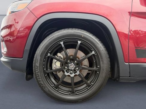 Used 2019 Jeep Cherokee Latitude w/ Popular Appearance Group FWD image 9