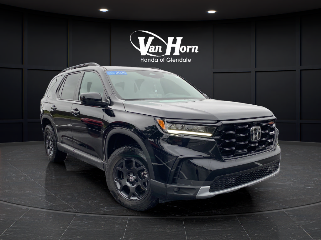 Certified 2025 Honda Pilot TrailSport image 1