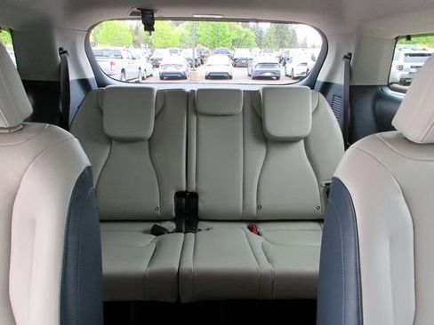 Used 2025 Kia Carnival EX FWD image 26