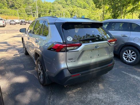 Used 2022 Toyota RAV4 XLE Premium AWD/4WD image 11