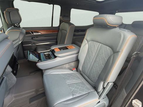 Used 2022 Jeep Grand Wagoneer Series III image 17