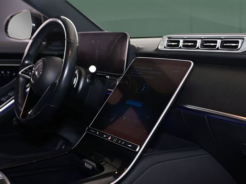 Used 2022 Mercedes-Benz S 500 4MATIC w/ AMG Line Package image 17