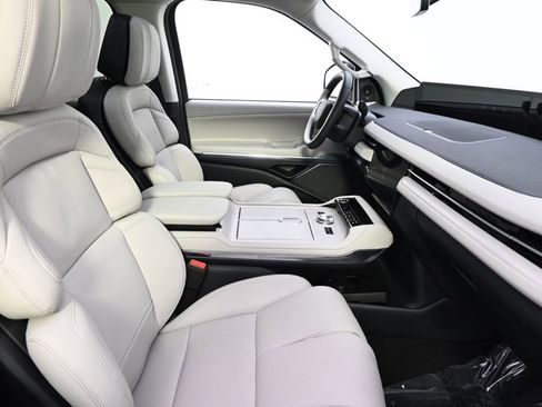 New 2026 Lincoln Navigator Reserve w/ Jet Appearance Package AWD/4WD image 16
