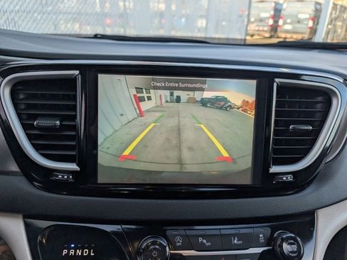 Used 2024 Chrysler Pacifica Touring-L image 16