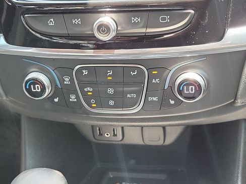 Used 2023 Chevrolet Traverse LT FWD image 23