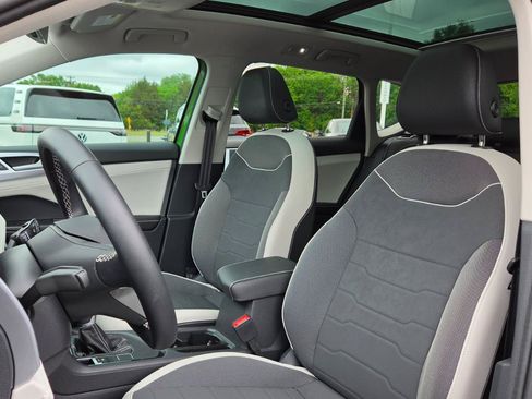 Certified 2025 Volkswagen Taos SE w/ Panoramic Sunroof Package FWD image 22