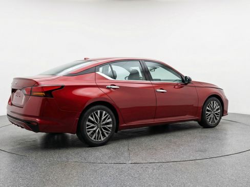 Used 2025 Nissan Altima 2.5 SV image 9