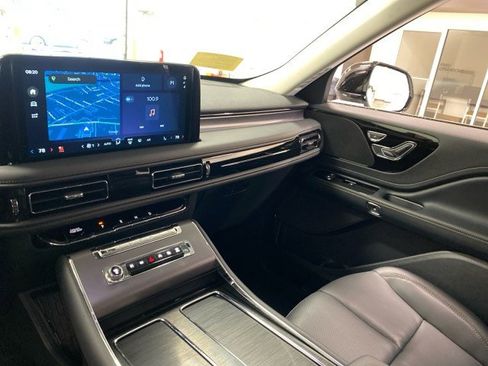 New 2025 Lincoln Aviator AWD image 13