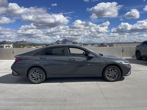Used 2024 Hyundai Elantra SEL image 3