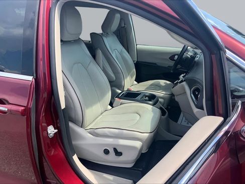 Used 2017 Chrysler Pacifica Limited w/ UConnect Theater Package FWD image 9