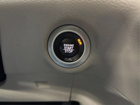Used 2023 Chrysler Pacifica Touring-L FWD image 36