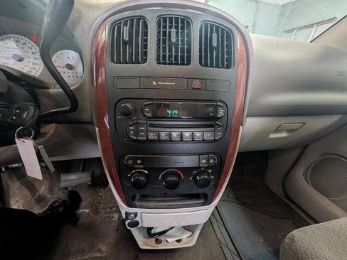Used 2006 Chrysler Town & Country FWD image 36