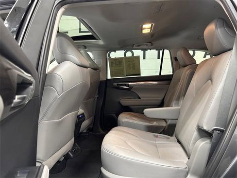 Used 2020 Toyota Highlander Limited image 23