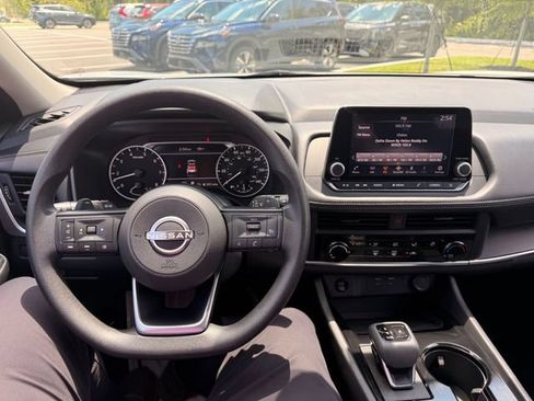 Used 2024 Nissan Rogue S AWD/4WD image 2