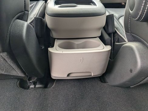 Used 2023 Chrysler Pacifica Limited image 38